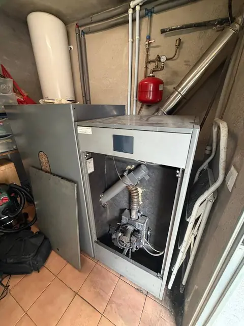 Caldera de pie con la carcasa abierta durante una reparación