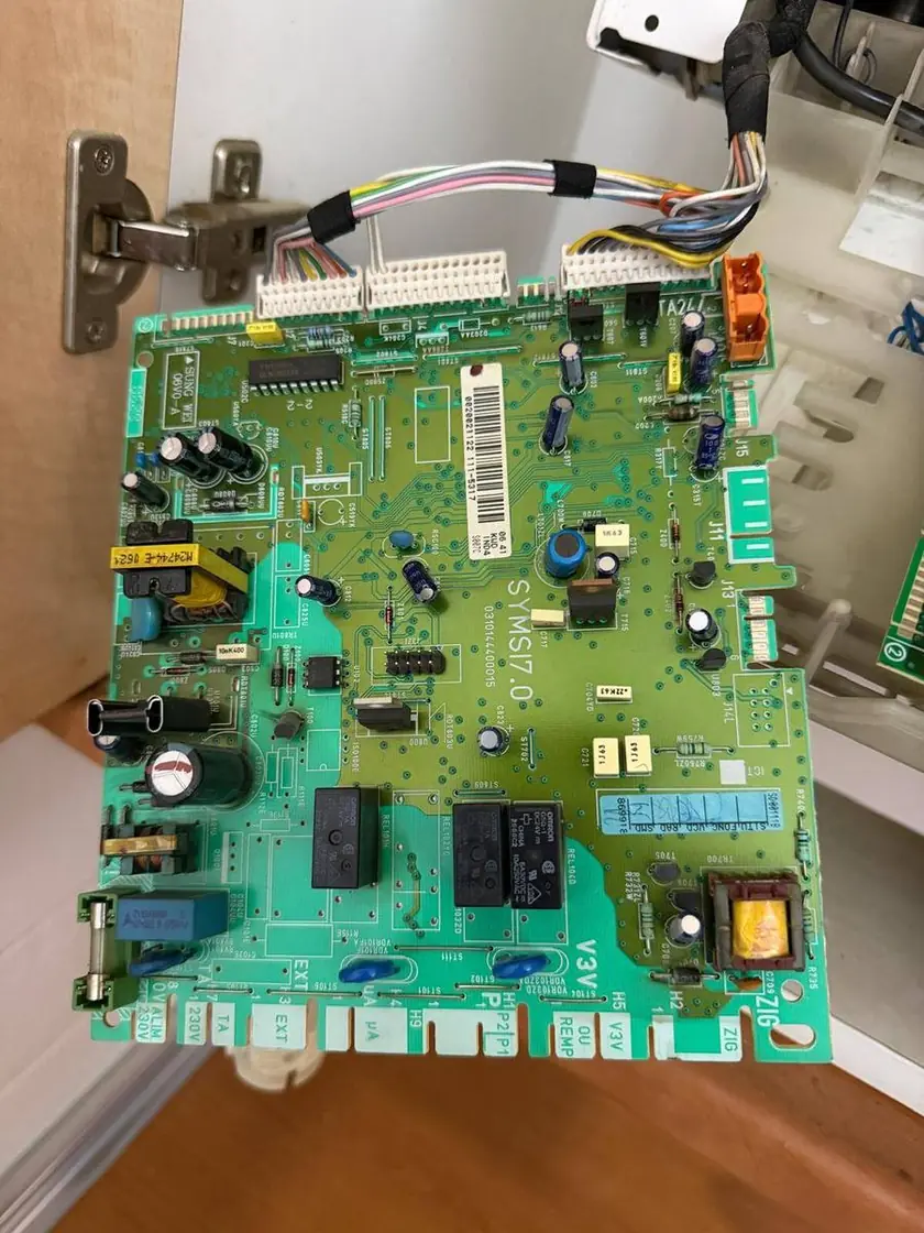 Técnico revisando la placa electrónica de una caldera